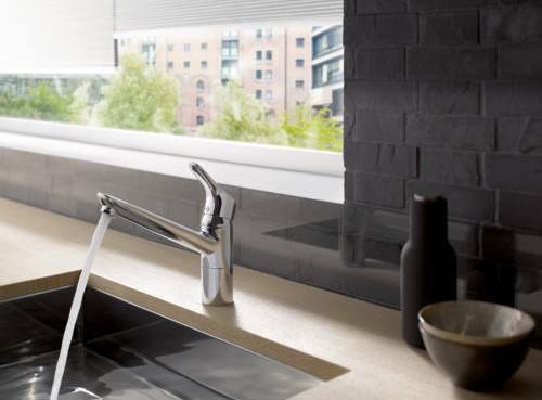 Mosogató csaptelep ablak alatt